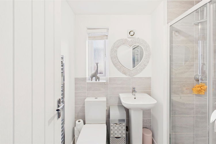 En Suite Shower Room - Picture 14 of 23