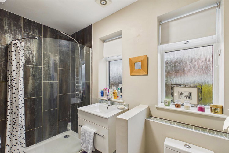 Shower Room - Picture 20 of 36