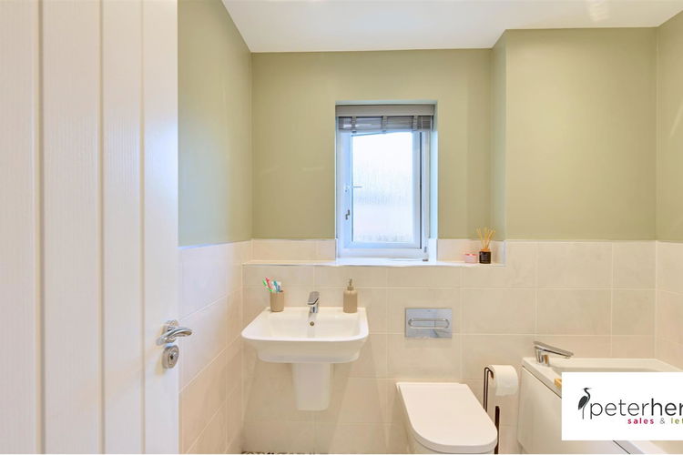Family Bathroom - Picture 28 of 35