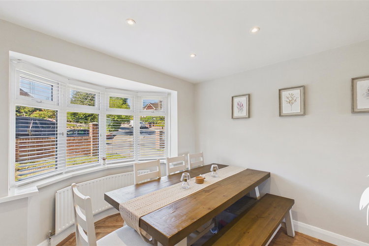 Dining space - Picture 9 of 28