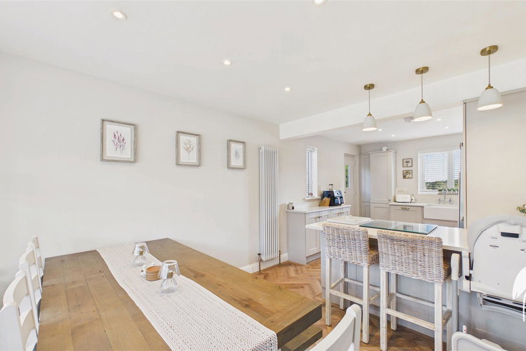 Dining space - Picture 10 of 28