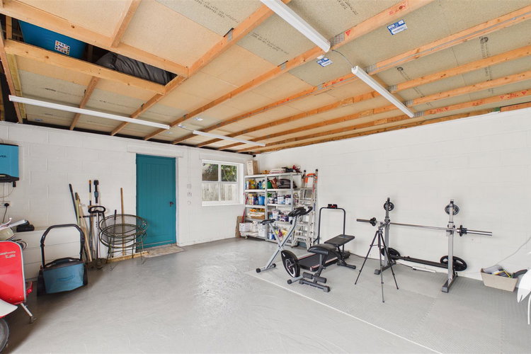 Double Garage - Picture 57 of 65