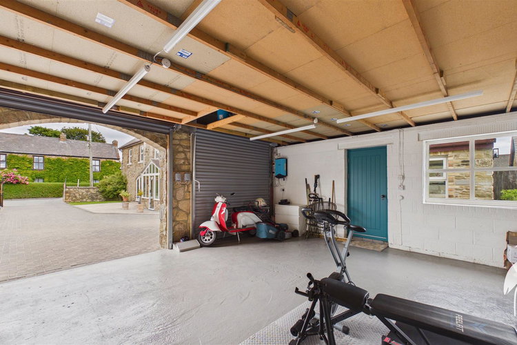 Double Garage - Picture 58 of 65