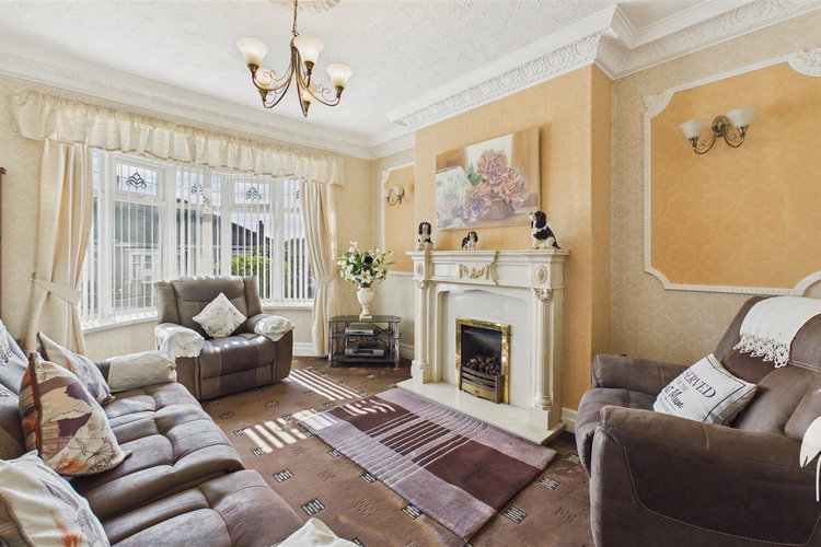 Lounge/Dining Room - Picture 2 of 26