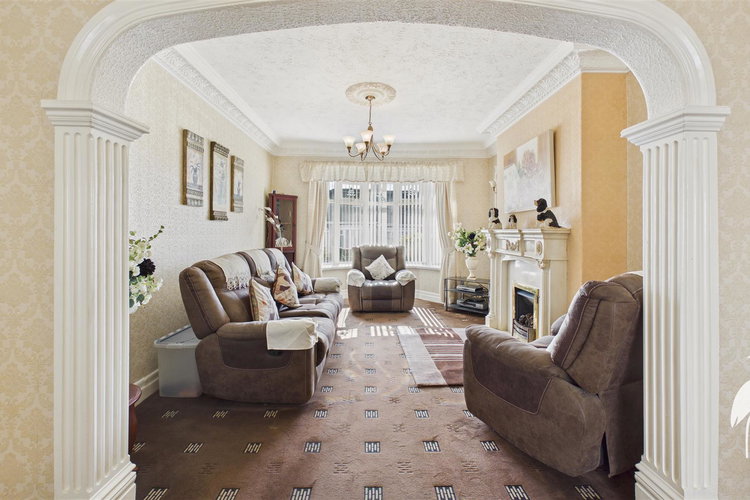 Lounge/Dining Room - Picture 7 of 26