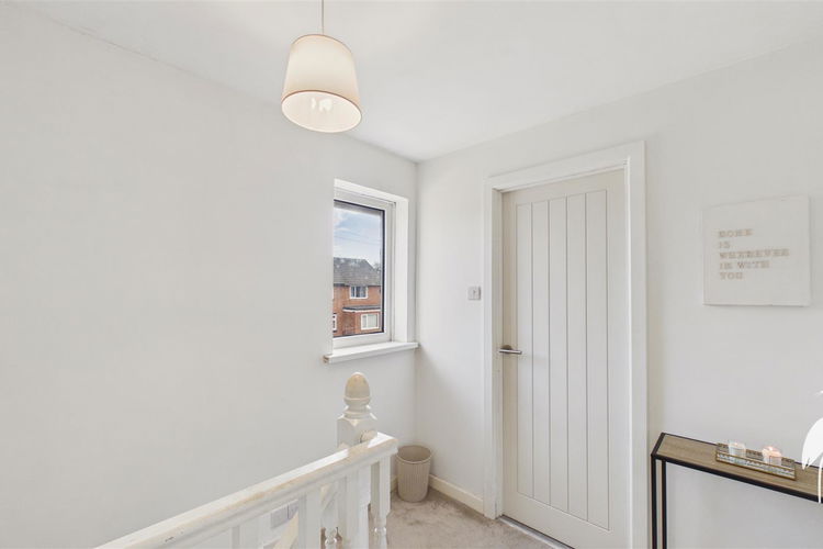 First Floor Landing - Picture 13 of 17