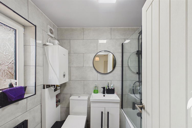 Bathroom - Picture 14 of 17