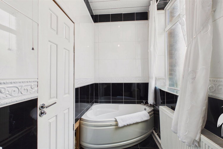 Bathroom - Picture 15 of 39