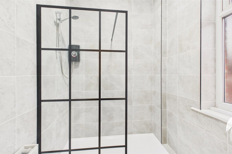 Shower Room - Picture 12 of 27