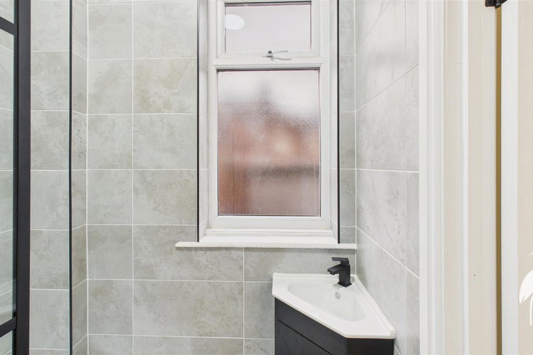 Shower Room - Picture 13 of 27