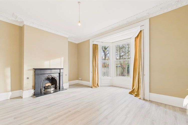 Lounge - Picture 2 of 26