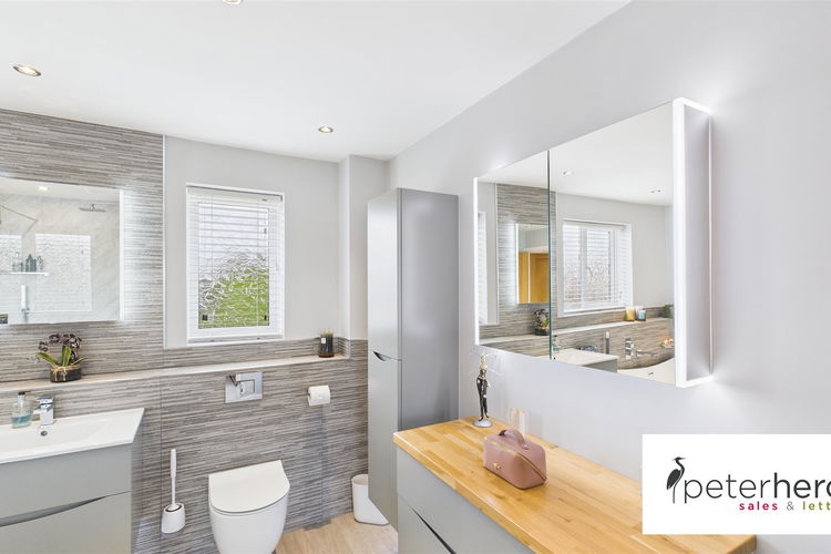 Jack and Jill Bathroom - Picture 25 of 42