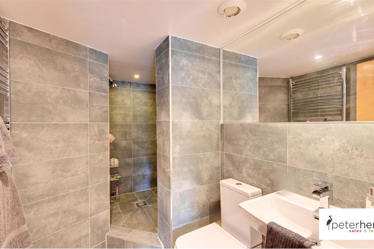 En-Suite - Picture 12 of 20