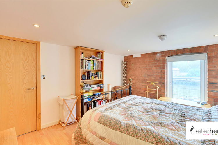 Bedroom 1 - Picture 10 of 20