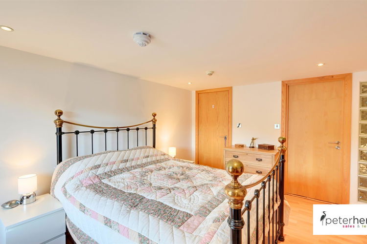 Bedroom 1 - Picture 11 of 20