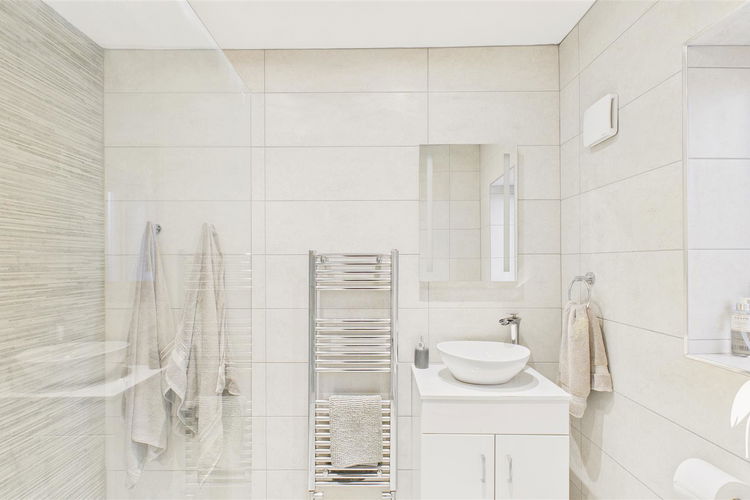 En Suite Showerroom - Picture 25 of 39