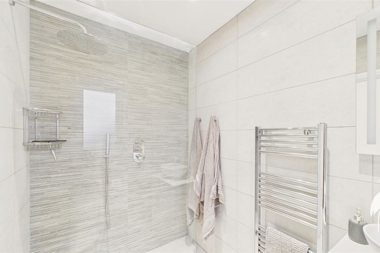 En Suite Showerroom - Picture 26 of 39