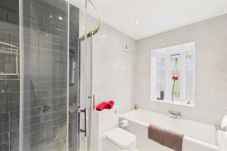 Family Bathroom - Picture 33 of 39