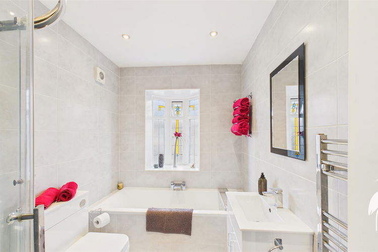 Family Bathroom - Picture 34 of 39