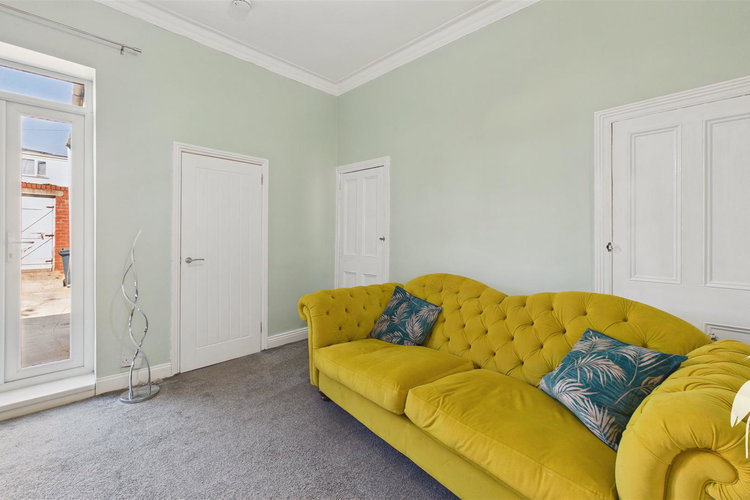 Lounge - Picture 4 of 20