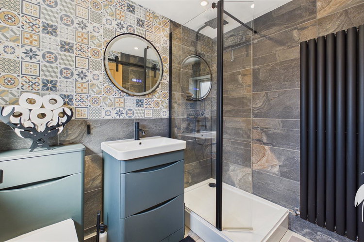 Shower Room - Picture 14 of 20