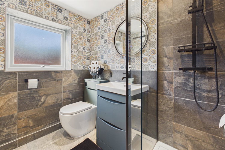 Shower Room - Picture 15 of 20