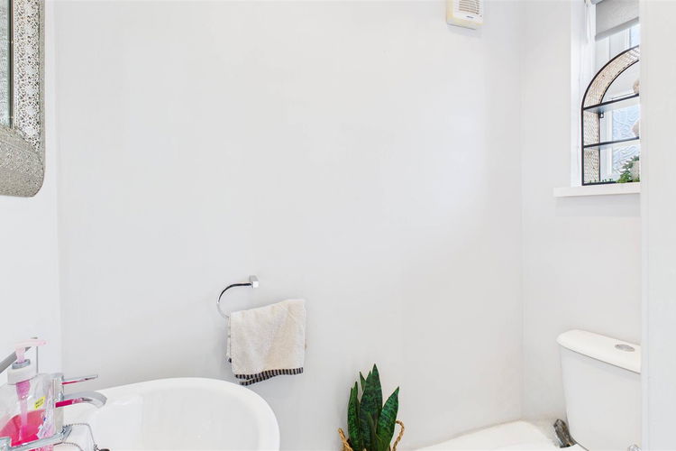 Ground Floor Washroom - Picture 15 of 33