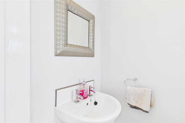 Ground Floor Washroom - Picture 16 of 33