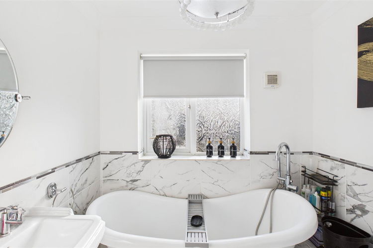 Family Bathroom - Picture 26 of 33