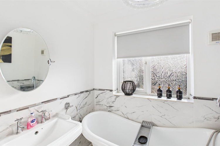 Family Bathroom - Picture 27 of 33