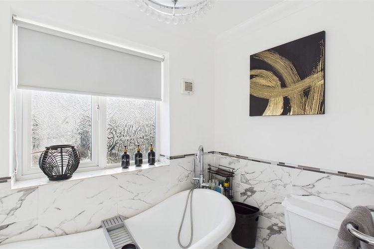 Family Bathroom - Picture 28 of 33