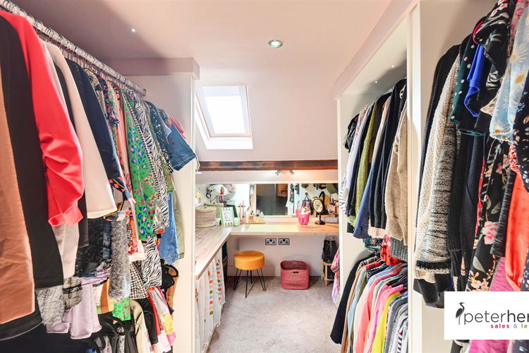Dressing Area - Picture 20 of 27