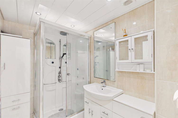 Showerroom - Picture 14 of 22