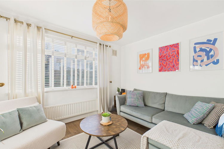 Lounge - Picture 3 of 18