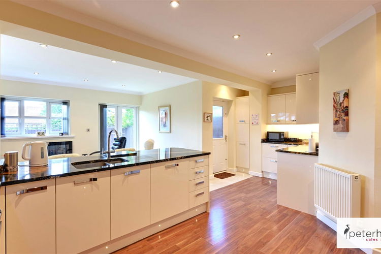 Kitchen/Diner & Family Area - Picture 5 of 29