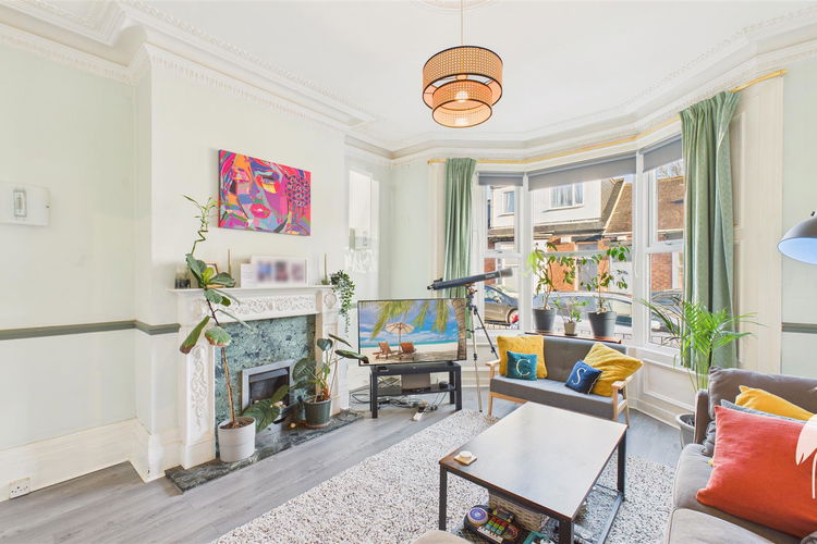 Lounge - Picture 2 of 17