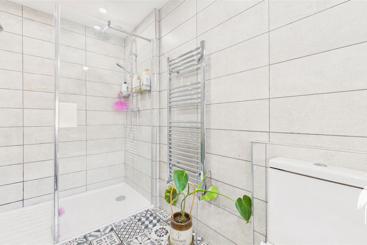 Shower Room - Picture 16 of 17