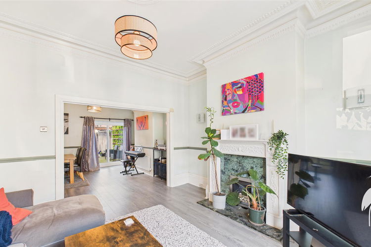 Lounge - Picture 3 of 17