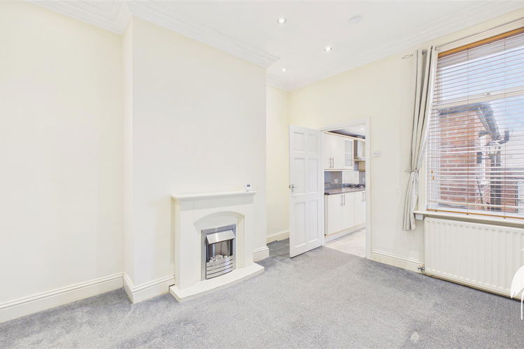 Lounge - Picture 2 of 9