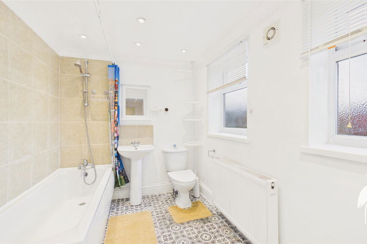 Bathroom - Picture 5 of 9