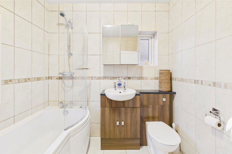 Family Bathroom - Picture 22 of 26