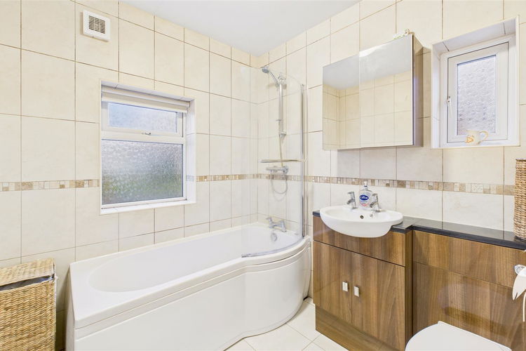 Family Bathroom - Picture 23 of 26