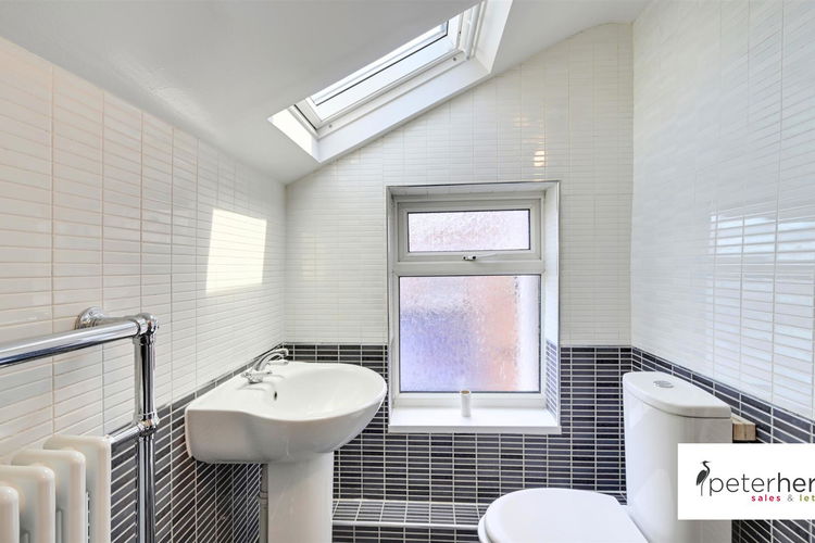Family Bathroom - Picture 12 of 22