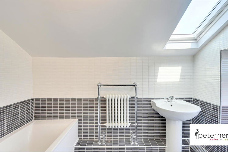 Family Bathroom - Picture 13 of 22