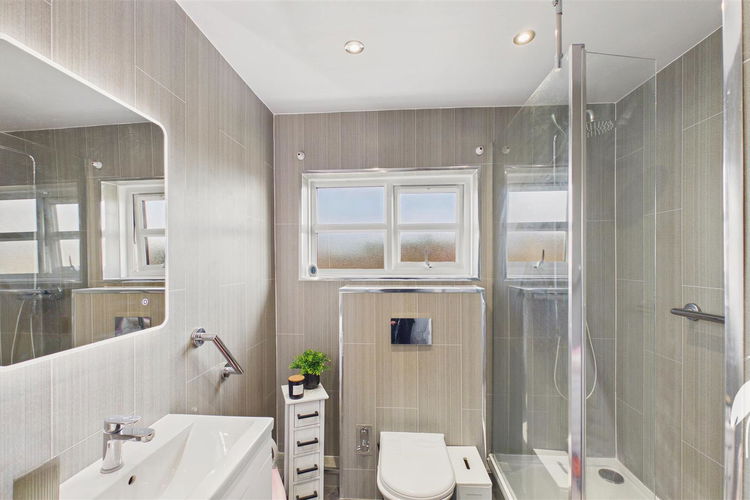 Shower Room - Picture 24 of 27