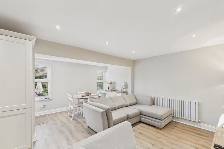 Living Area - Picture 4 of 27