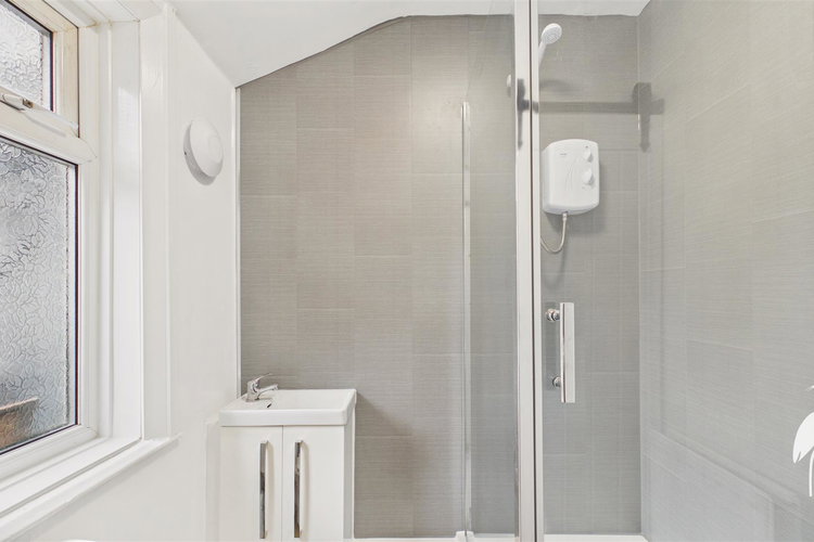 Shower Room - Picture 14 of 17