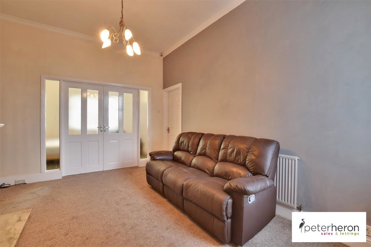 Lounge - Picture 3 of 12