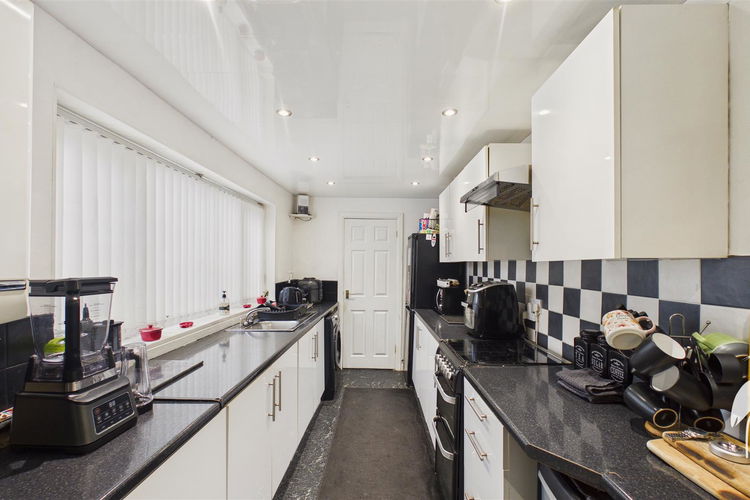 Kitchen - Picture 7 of 18