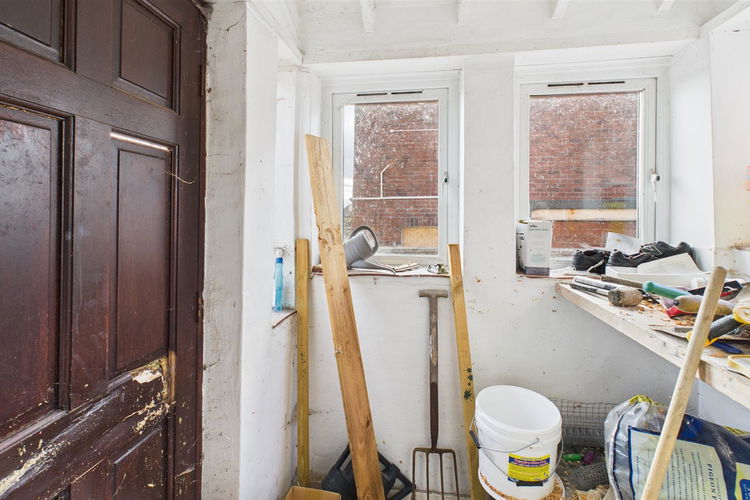 Side Porch - Picture 4 of 10